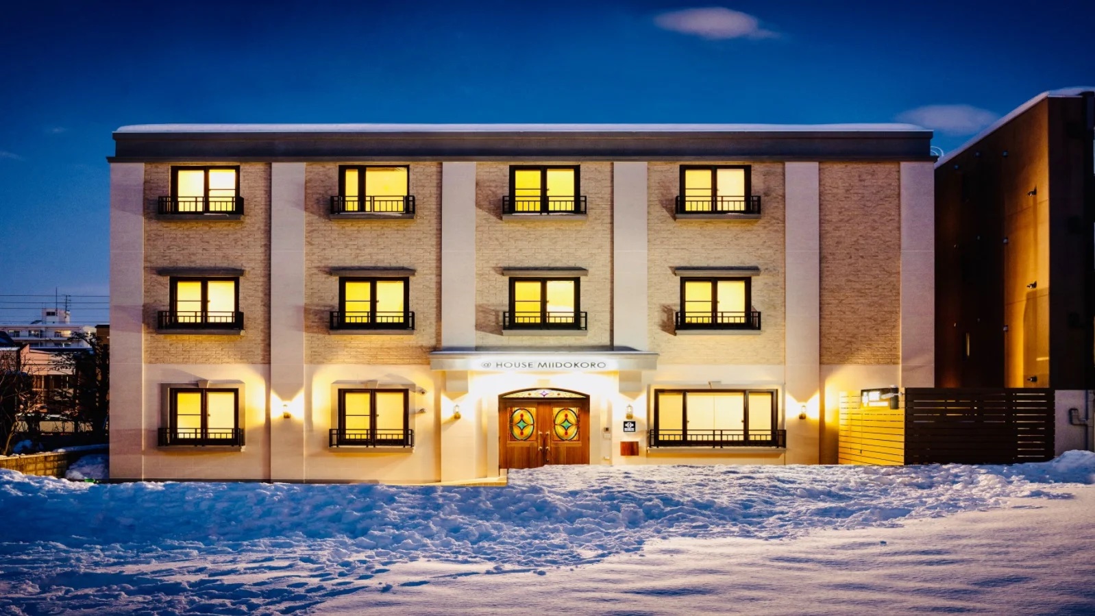 札幌住宿基地外觀與雪地夜色的旅人視角。