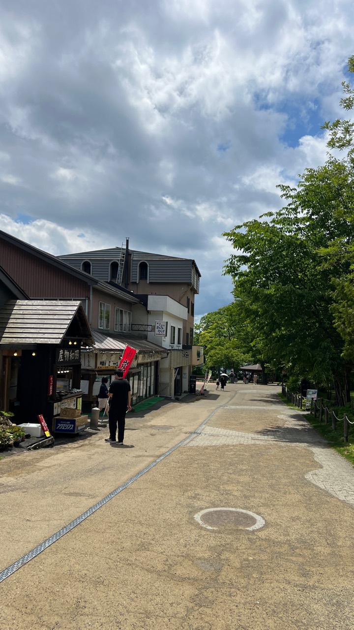 支笏湖溫泉街遠景實拍，作為一日遊街區停留視角。