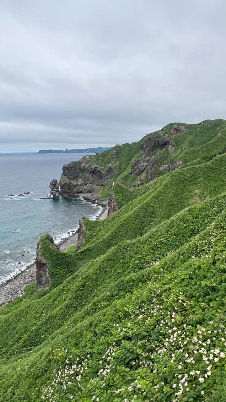 神威岬綠色海岸與積丹海面實拍，呈現北海道夏季海岸路線。