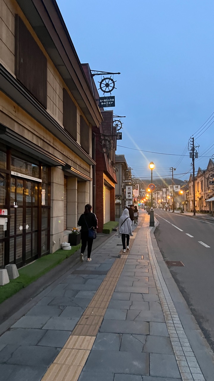 小樽店鋪街景傍晚散步實拍，呈現堺町通夜間前的街區氛圍。