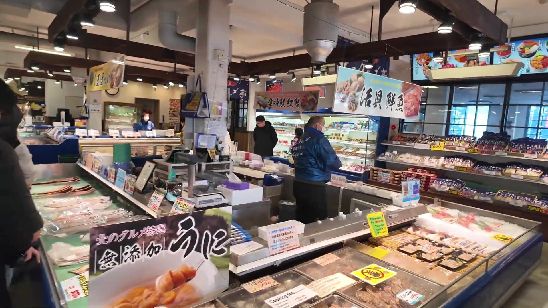 札幌場外市場走道與海鮮攤位的廣角實拍。