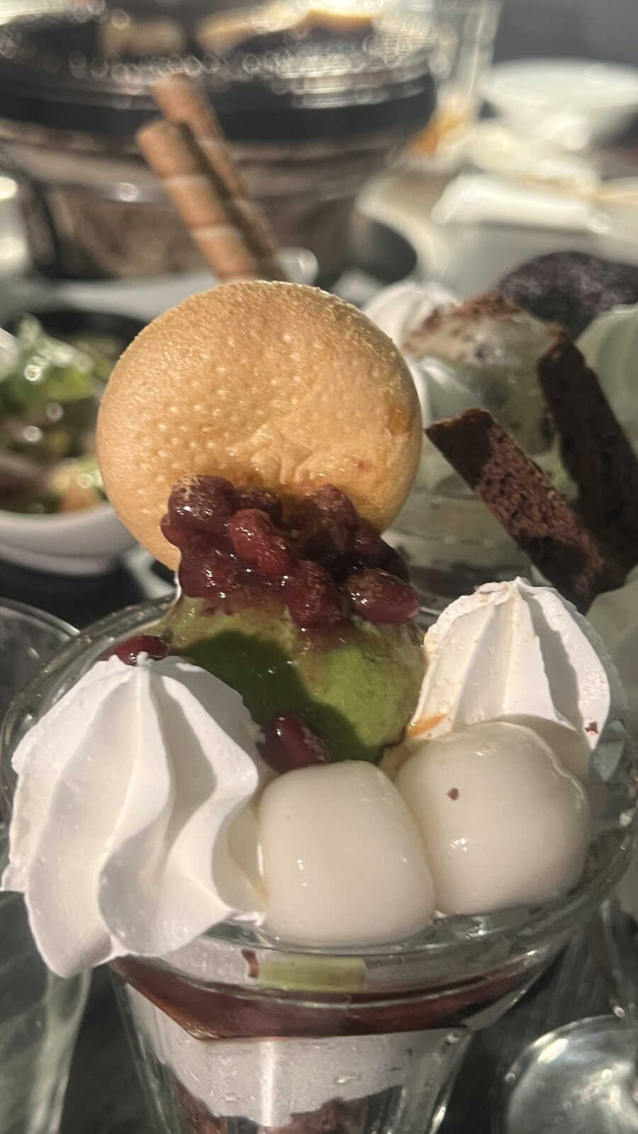 聖代甜點：白玉、紅豆、抹茶、鮮奶油與一片圓餅乾。