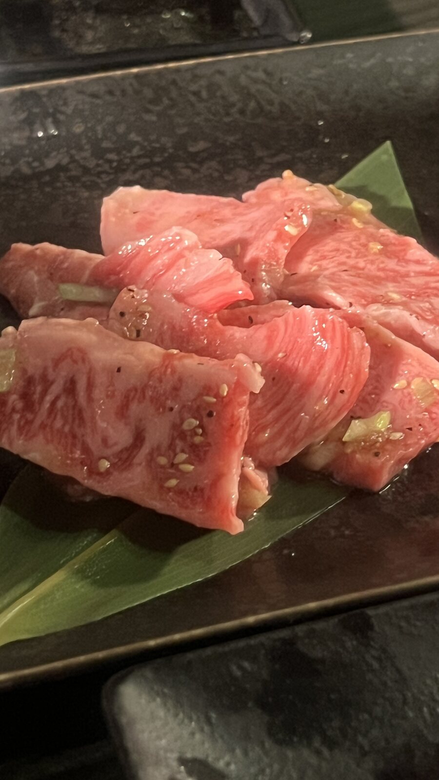 鋪在竹葉上的和牛,大理石油花清晰。