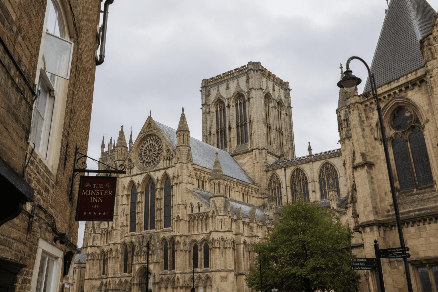 York Minster、城牆與古城街道旅行視角。