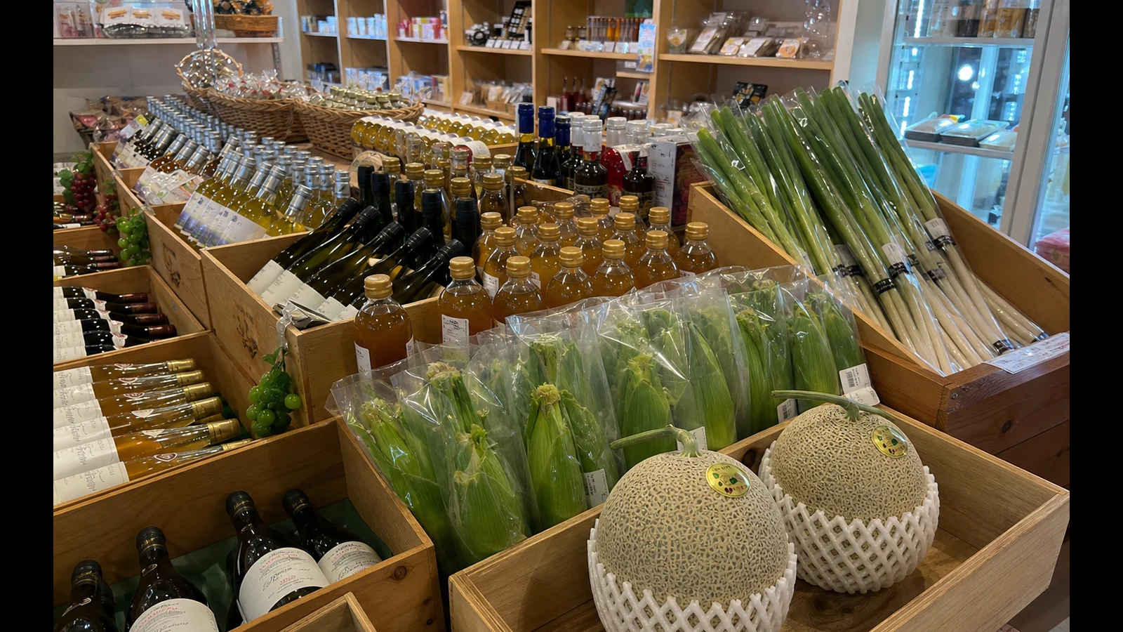 依實拍校準的 Furano Marche 室內木箱農產、哈密瓜、玉米、長蔥、飲品與酒架生成式編輯示意圖