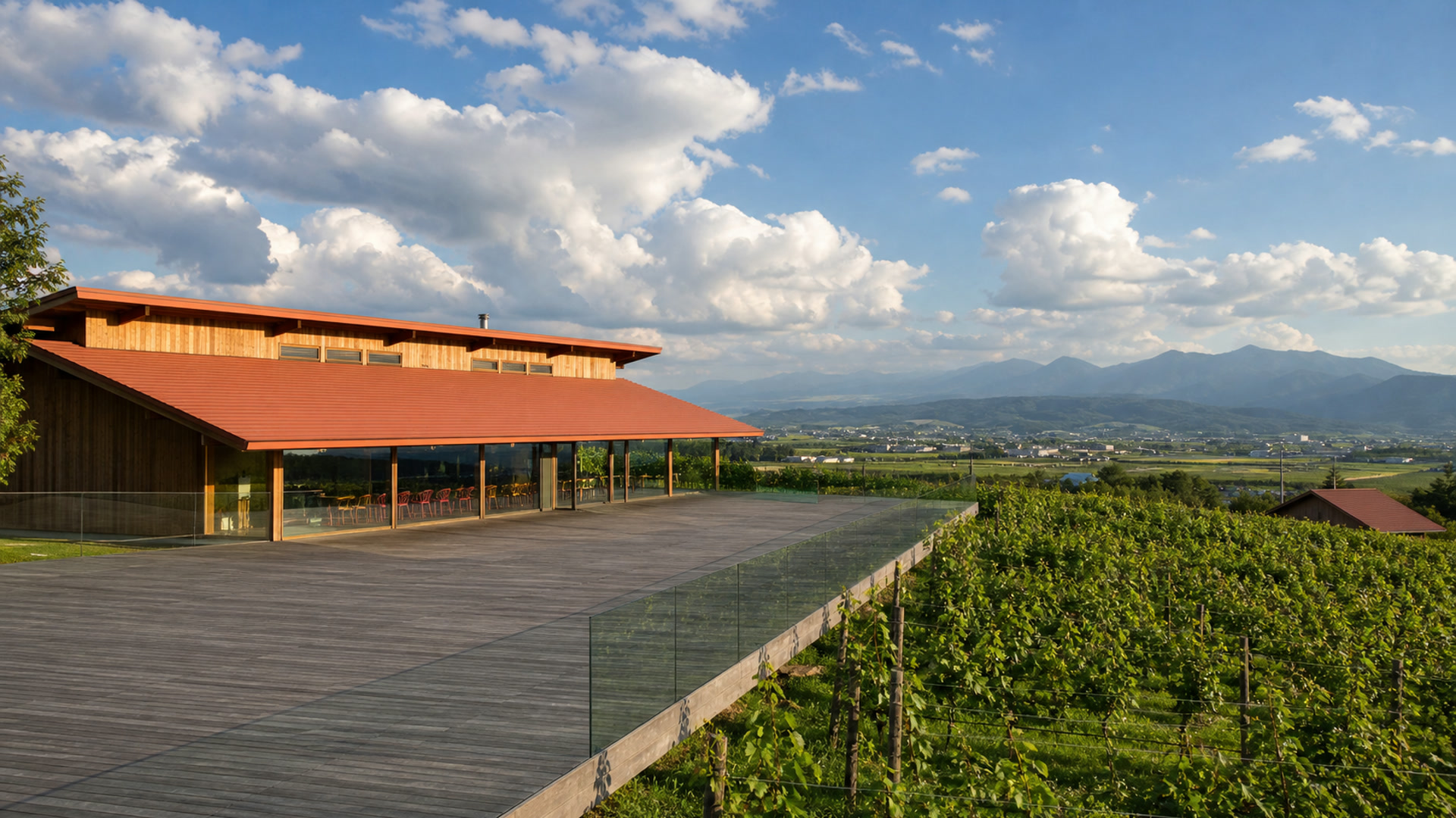 依實拍校準的カンパーナ六花亭紅屋頂木建築、葡萄園、露台與富良野丘陵生成式編輯示意圖